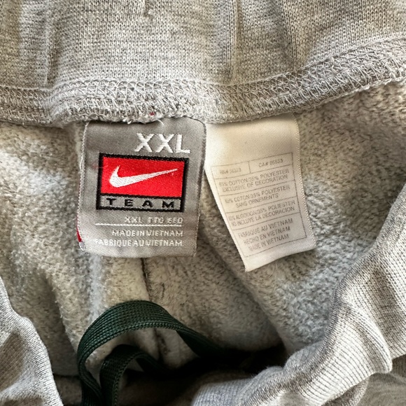 University of Oregon Nike Sweatshorts - Picture 2 of 2